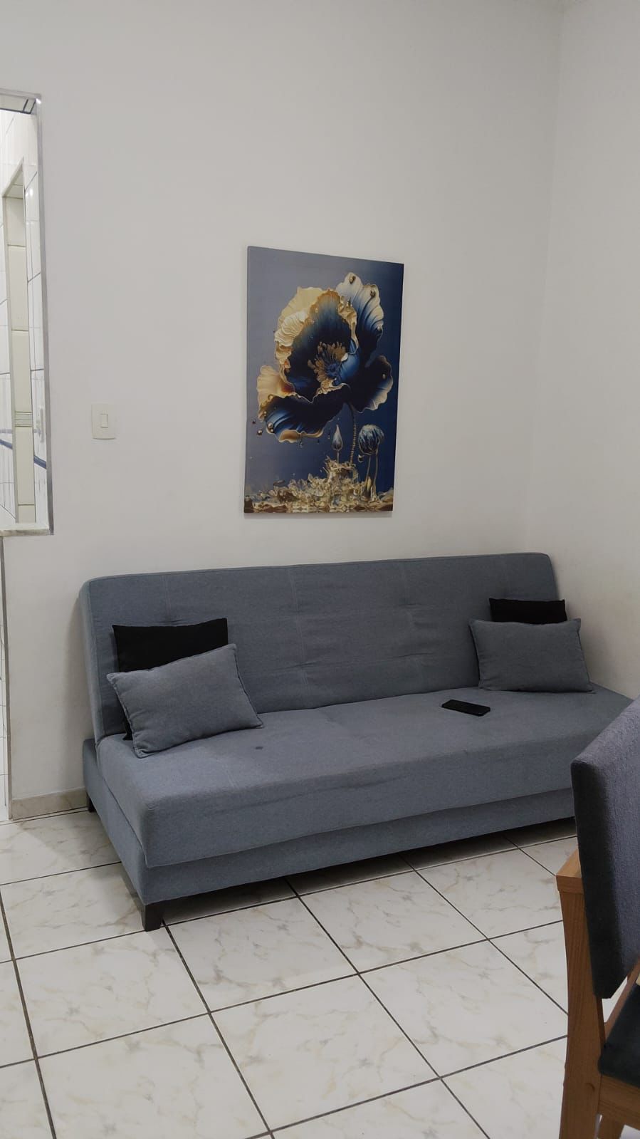 Sala de estar com sofá e ambiente clean para relaxamento